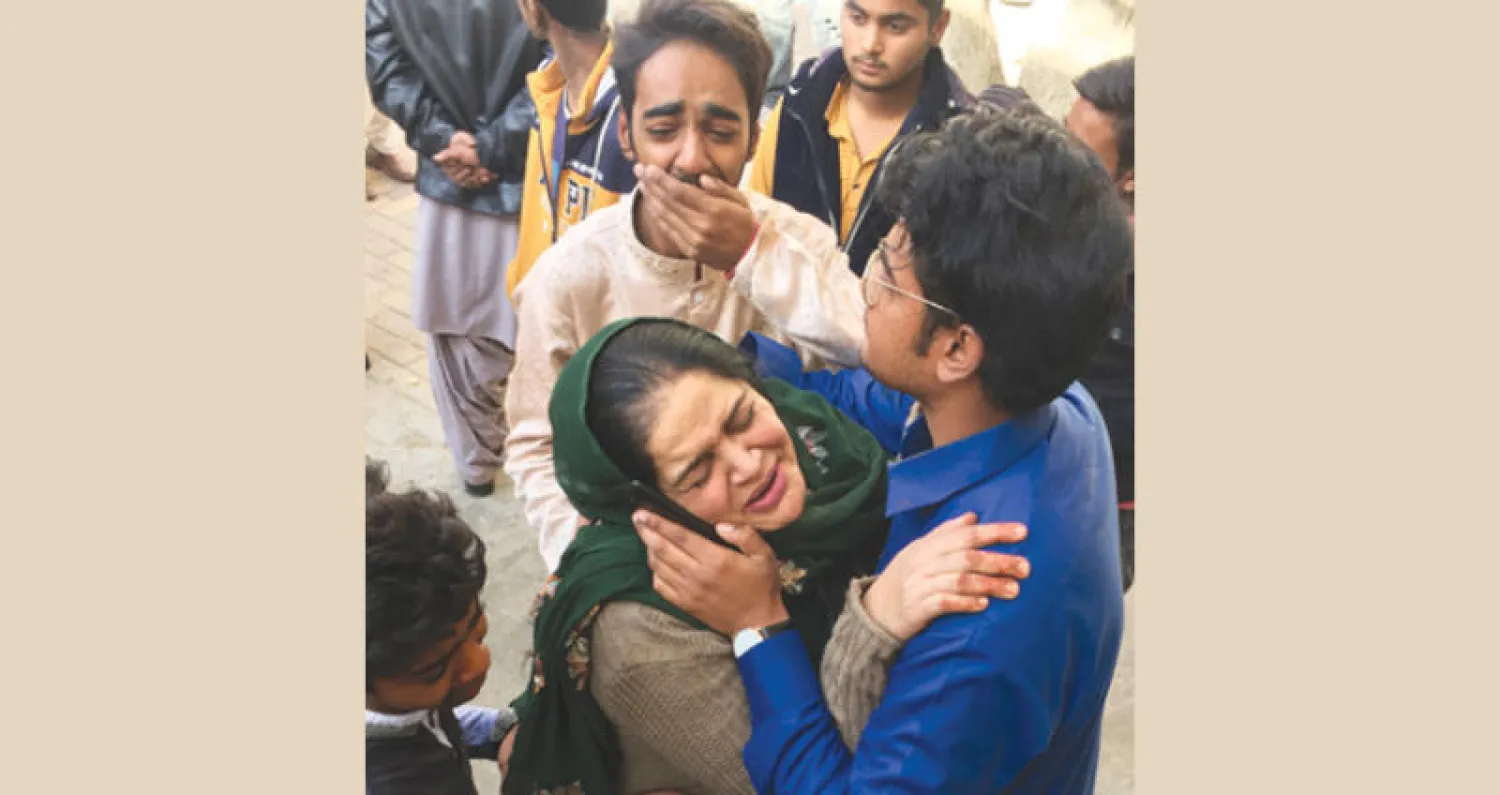 أقارب ضحايا في حالة صدمة أمام كنيسة كويتا الباكستانية عقب التفجير الانتحاري (إ.ب.أ)