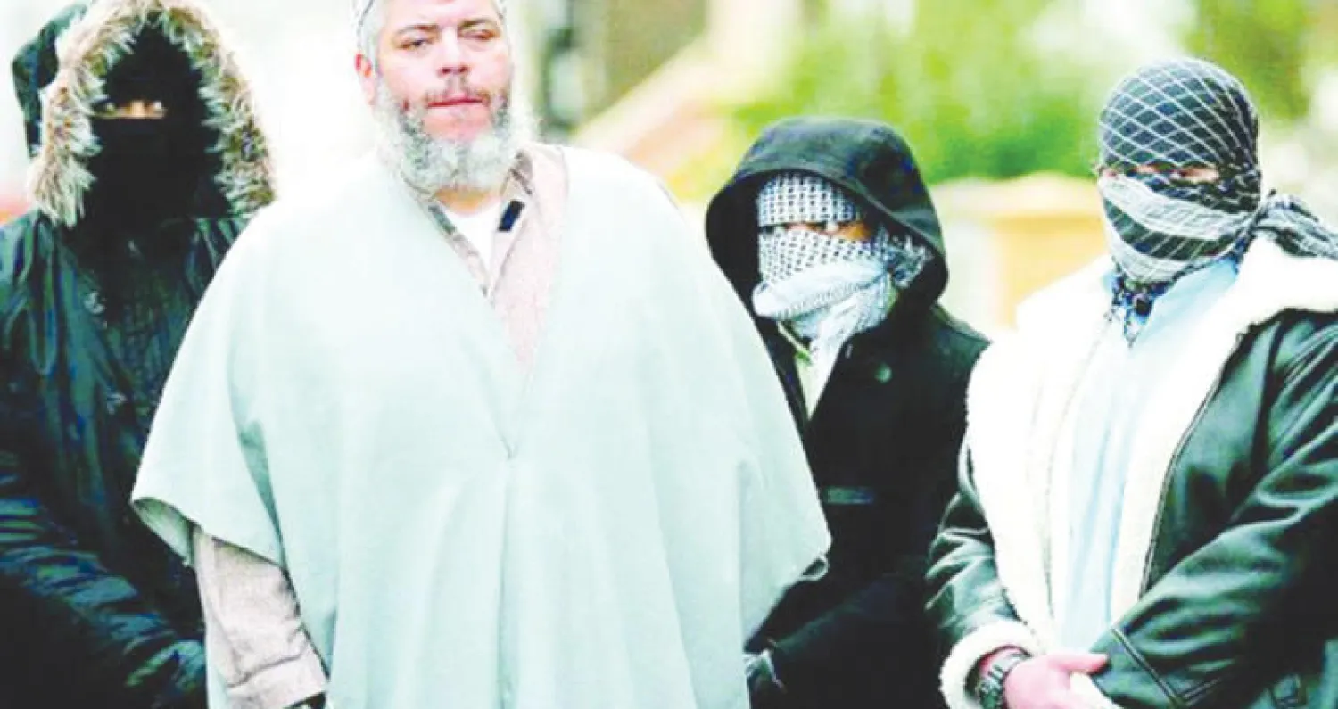 {أبو حمزة المصري} بين أنصاره أمام مسجد فنسبيري بارك في شمال لندن قبل اعتقاله وترحيله إلى أميركا («الشرق الأوسط»)