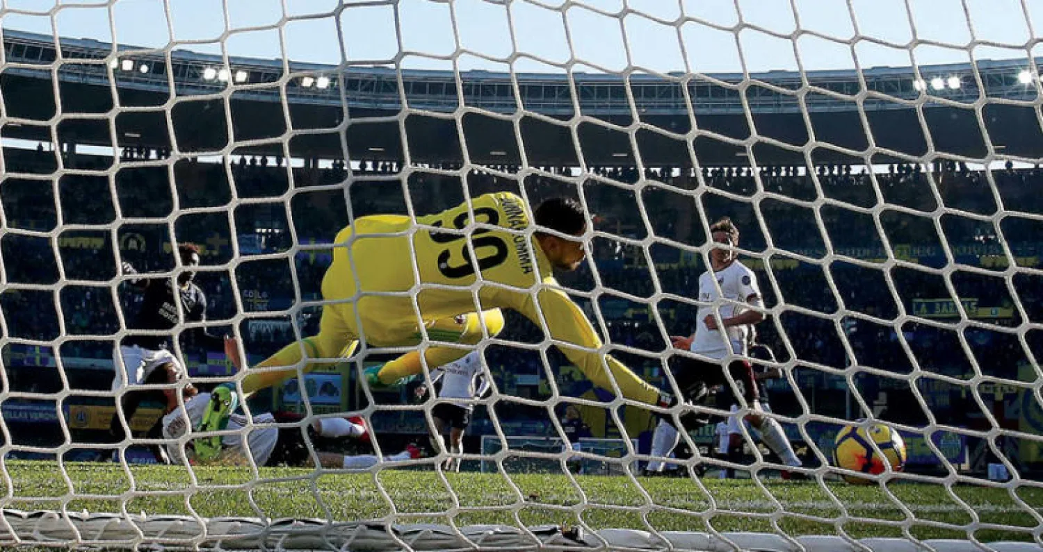 دوناروما حارس ميلان يفشل في التصدي لتسديدة دانيال بيسا لاعب فيرونا (أ.ب)