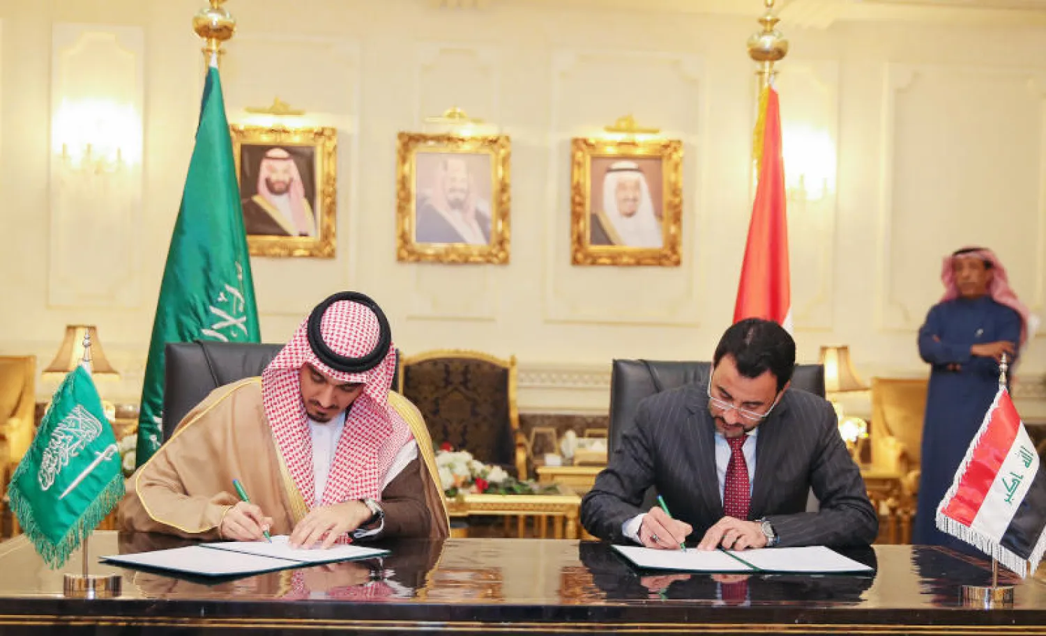 الأمير عبد العزيز الفيصل ووزير الرياضة العراقي يوقعان مذكرة التعاون بين البلدين (المركز الإعلامي بهيئة الرياضة السعودية)