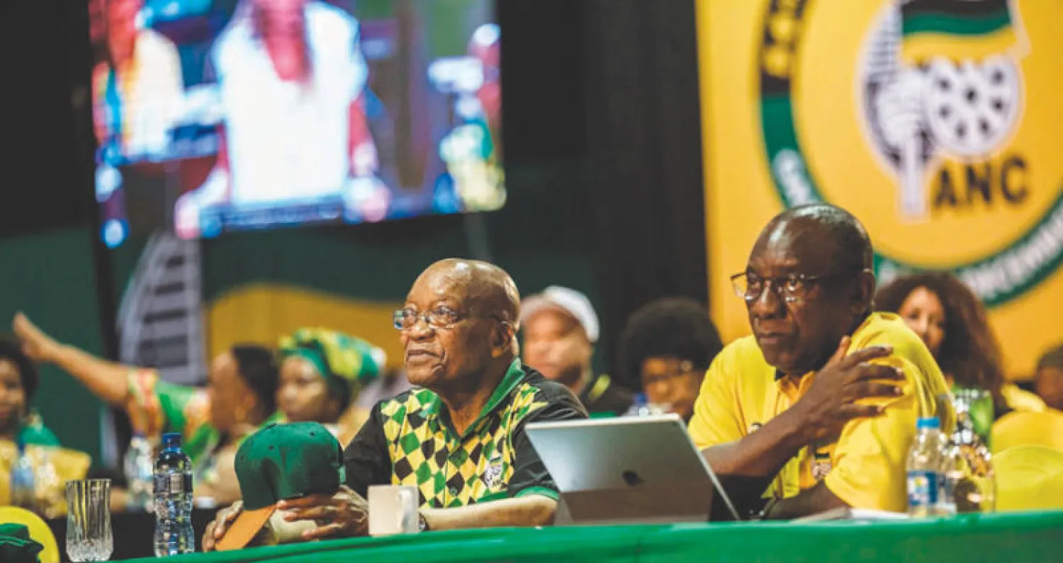 جاكوب زوما ونائبه يشاركان في فعاليات مؤتمر الحزب الحاكم في جوهانسبورغ أمس (أ.ف.ب)