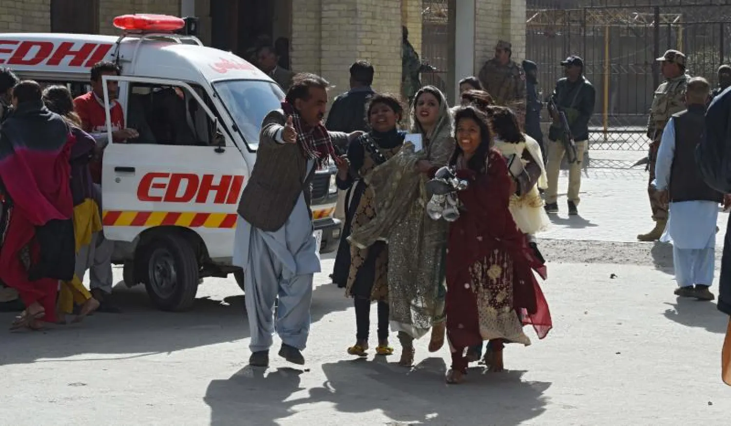 قوات الأمن الباكستانية تجلي مواطنين من الكنيسة التي تعرضت للهجوم (أ.ف.ب)