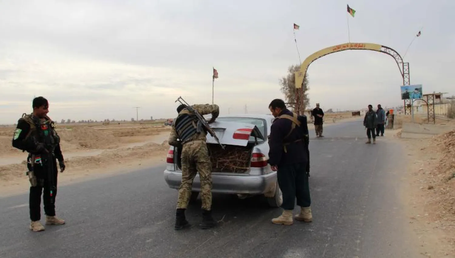 عناصر من الشرطة الأفغانية في نقطة تفتيش بولاية هلمند (أ.ف.ب)