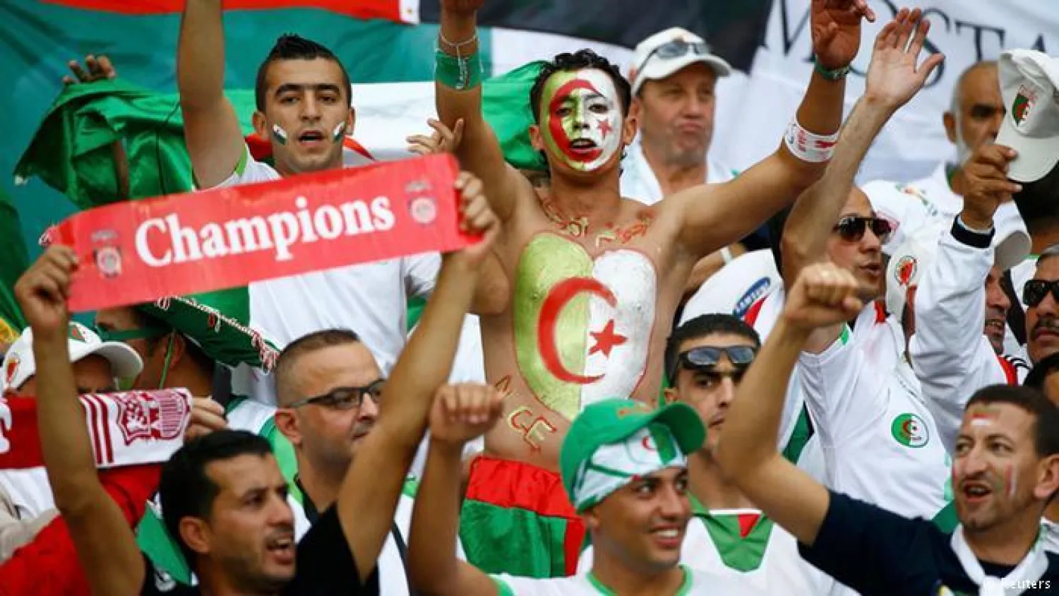 مشجعون جزائريون- أرشيفية (رويترز)