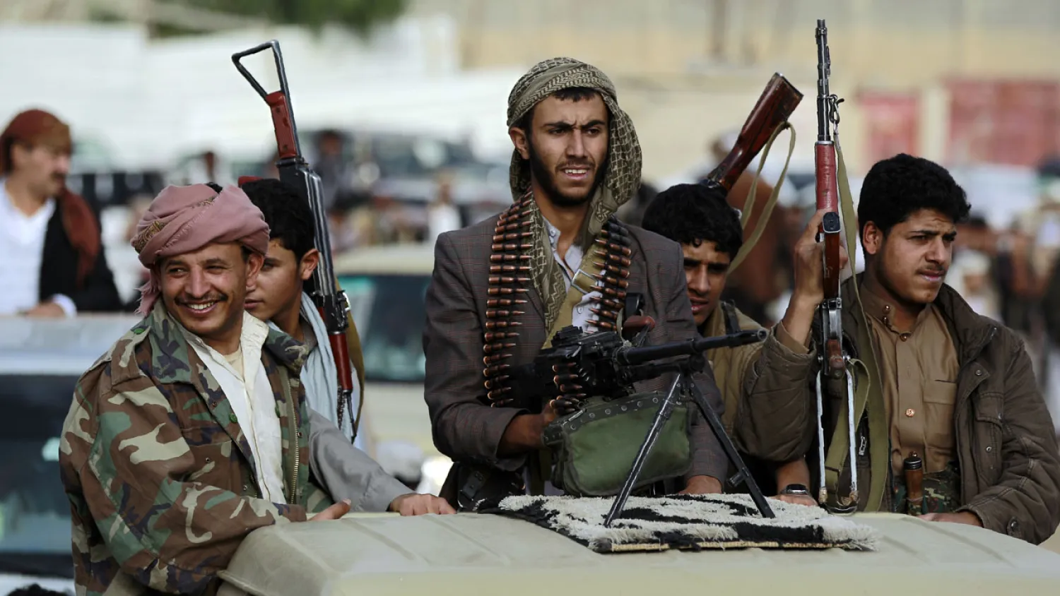 Armed tribesmen, loyal to the Houthi rebels / AFP PHOTO / MOHAMMED HUWAIS