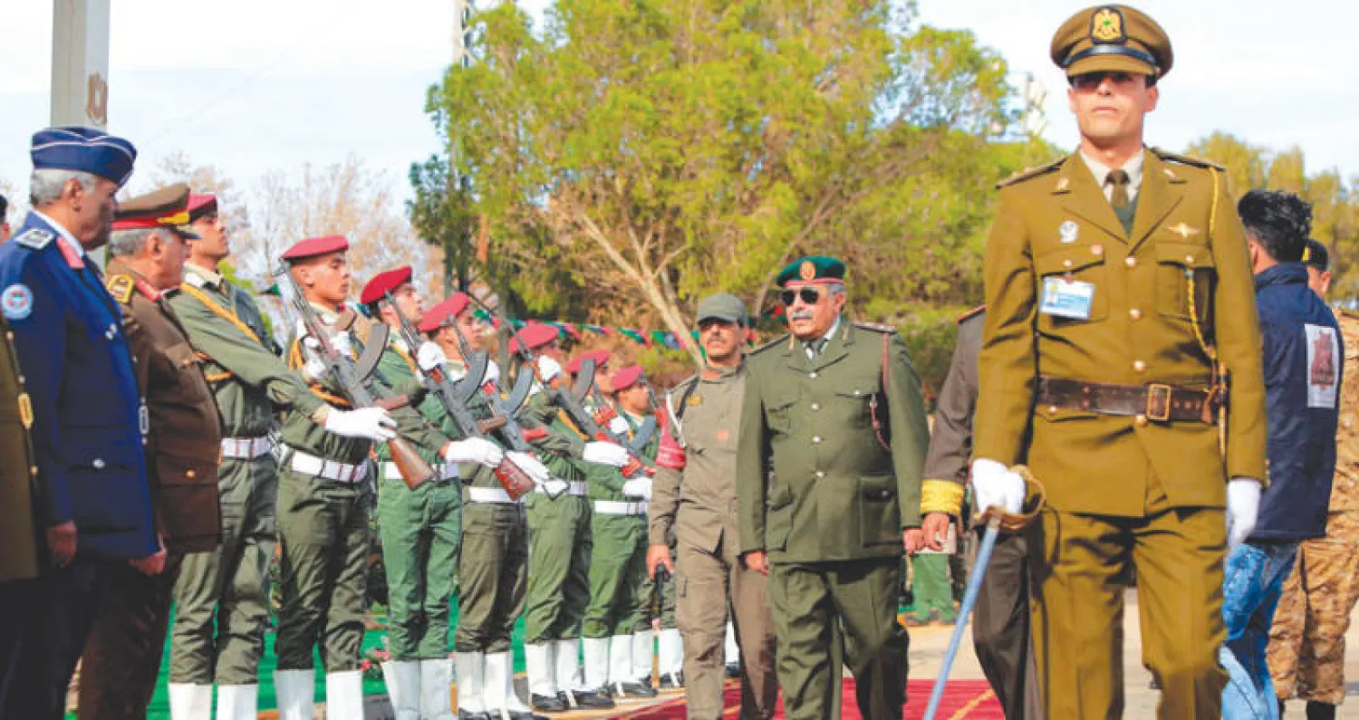 العقيد عبد الرازق الناظوري خلال حفل تخرج دفعة جديدة من ضباط الأكاديمية العسكرية في بنغازي أمس (أ.ف.ب)