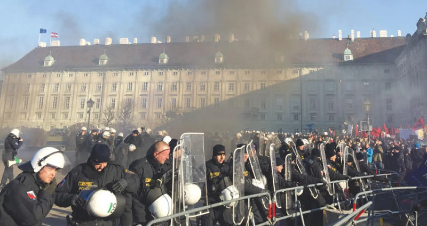 نمساويون يتظاهرون خارج القصر الرئاسي في فيينا أمس (رويترز)