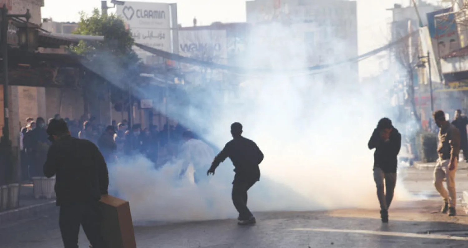 متظاهرون في السليمانية ضد الفساد وعدم دفع رواتب الموظفين خلال مواجهة مع قوات الأمن أمس استخدمت فيها الأخيرة الغاز المسيل للدموع... وأقدم المحتجون على حرق مقرات أحزاب رئيسية مشاركة في الحكومة (رويترز)