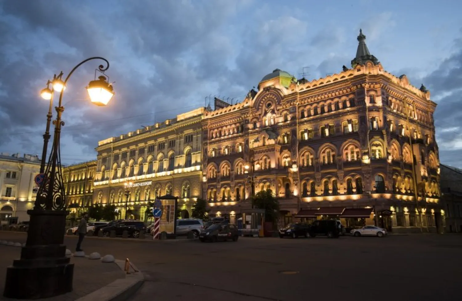 Illuminated buildings are seen in the early hours of June 20, 2017 in Saint Petersburg. (AFP / Mladen Antonov)