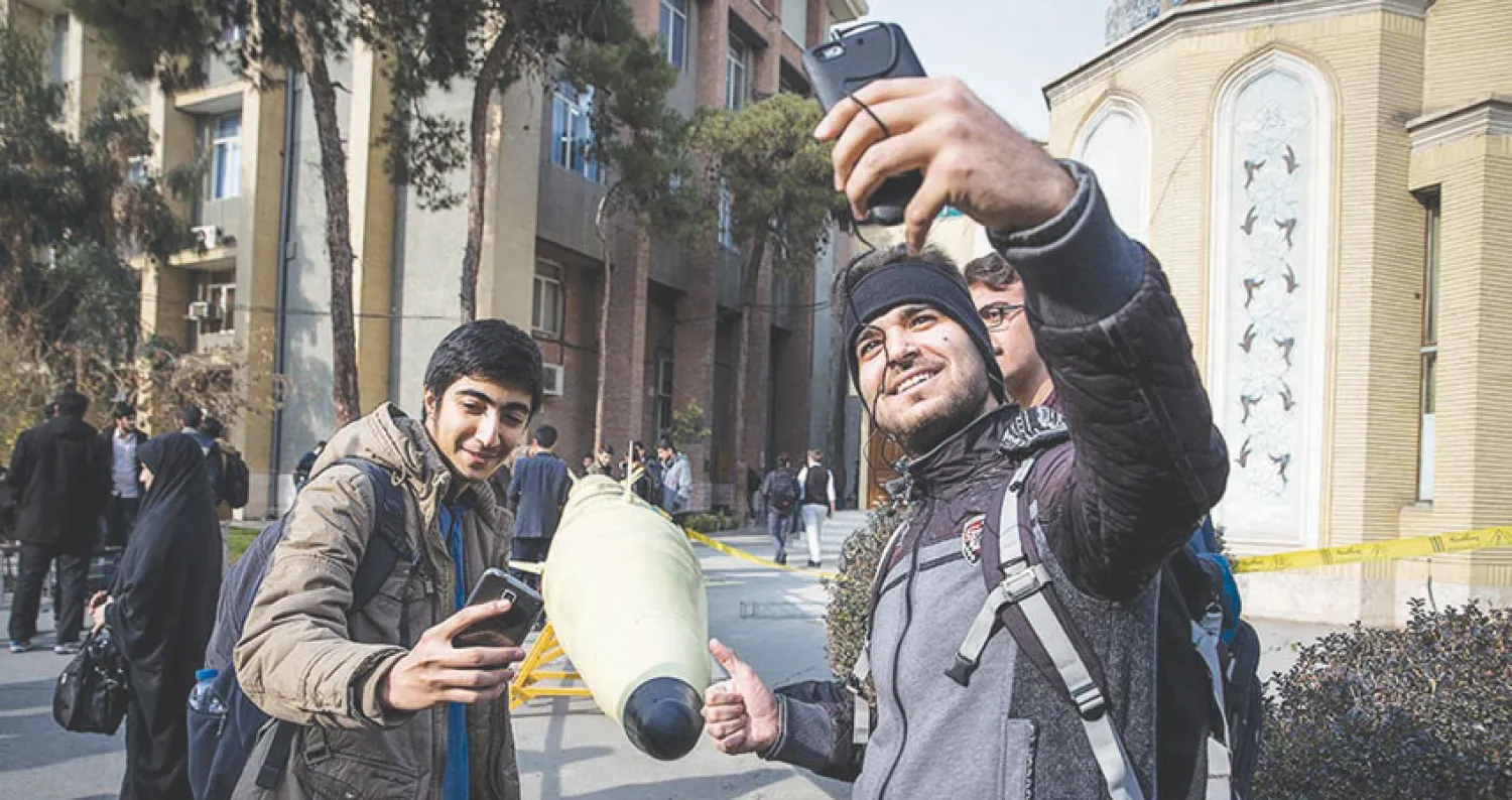 «الحرس» الإيراني يستعرض صاروخاً باليستياً لا يرصده الرادار من طراز «ذو الفقار» بجامعة «أمير كبير» وسط طهران (فارس)