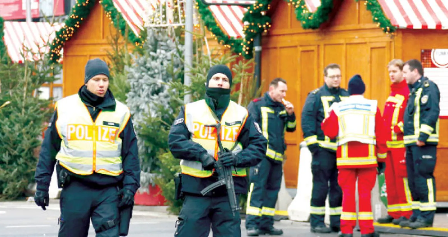حضور أمني مكثف في سوق عيد الميلاد الذي شهد هجوم الدهس في برلين قبل عام (رويترز)