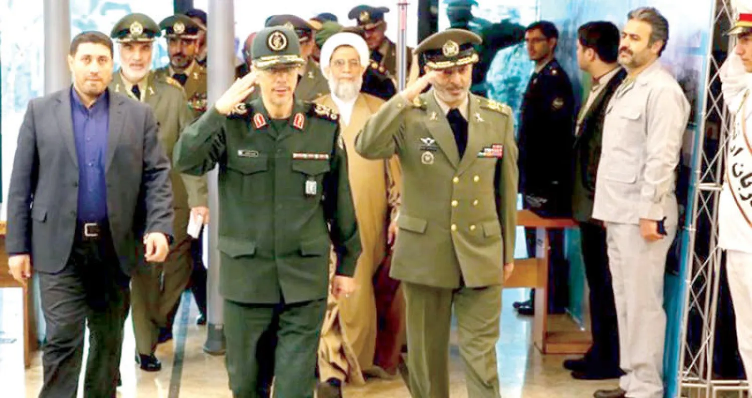 رئيس الأركان الإيراني محمد باقري وقائد الجيش عبد الرحيم موسوي لدى وصولهما إلى مؤتمر لقادة الجيش وسط طهران أمس (تسنيم)