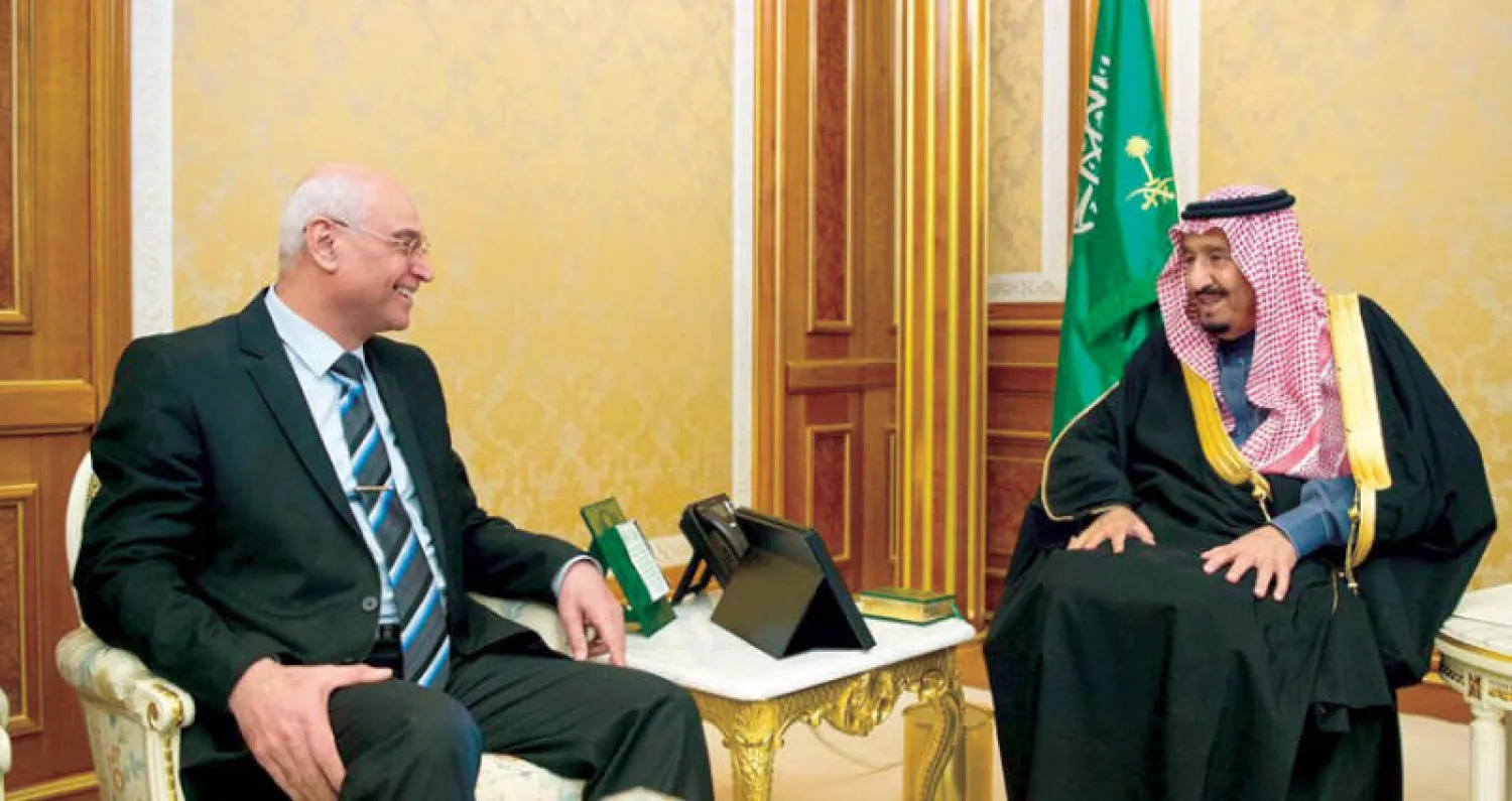 الملك سلمان بن عبد العزيز لدى لقائه رئيس ديوان الرقابة في العراق صلاح نوري خلف (واس)