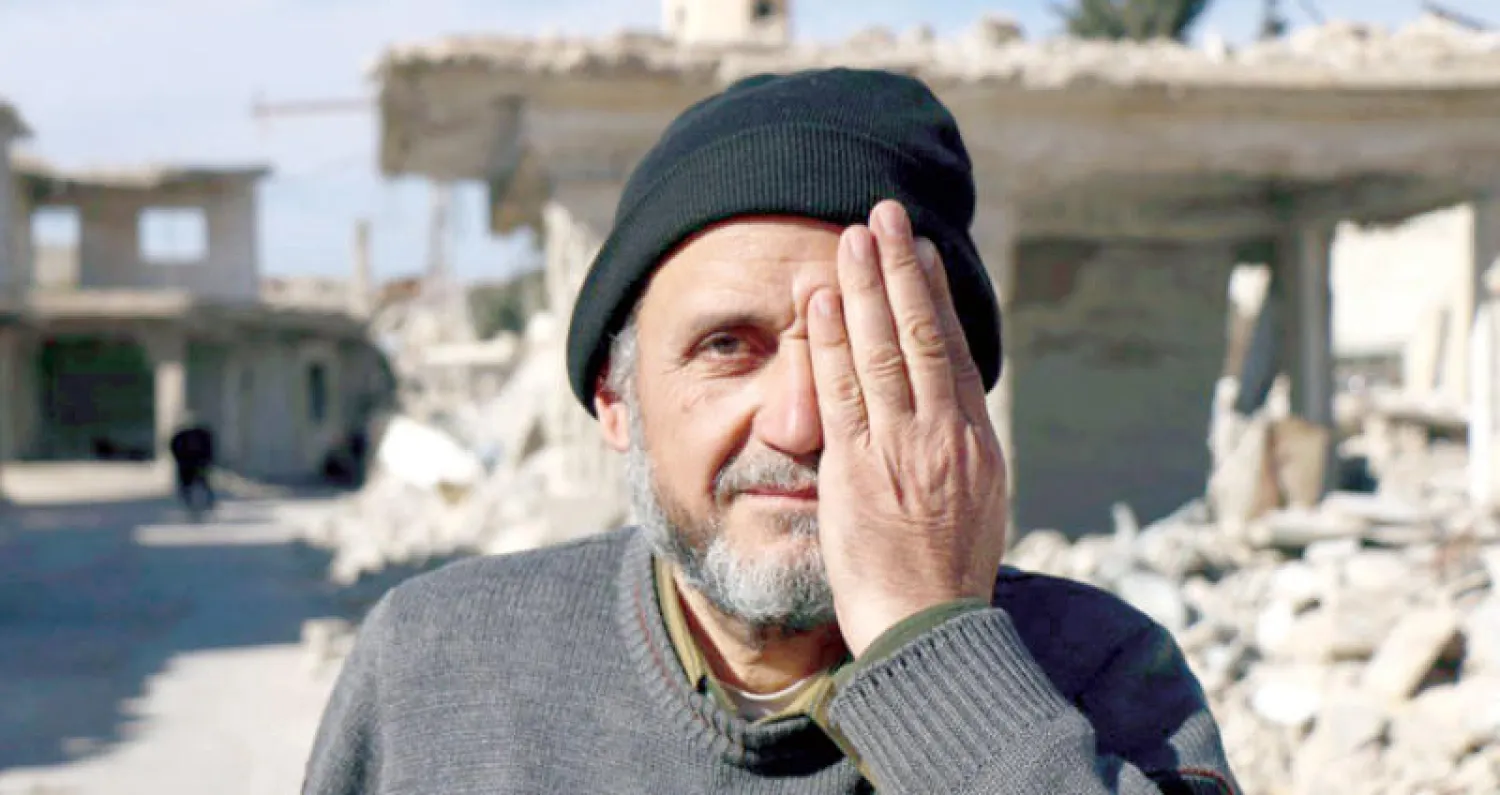 رجل من الغوطة الشرقية ضمن حملة تضامن مع الطفل كريم الذي فقد إحدى عينيه بفعل القصف (أ.ب)