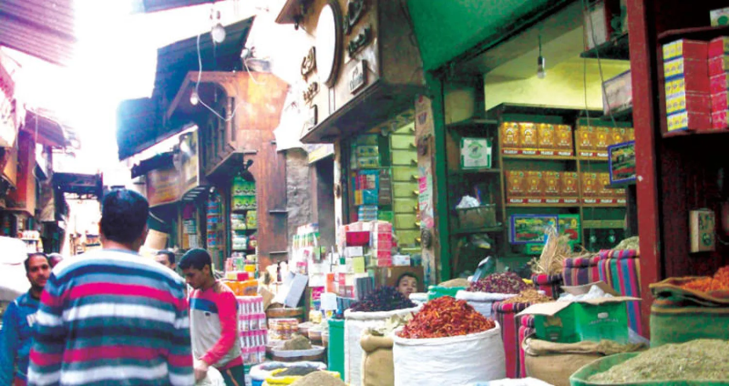 شارع العطارين يشهد زحاماً كبيراً في معظم ساعات اليوم