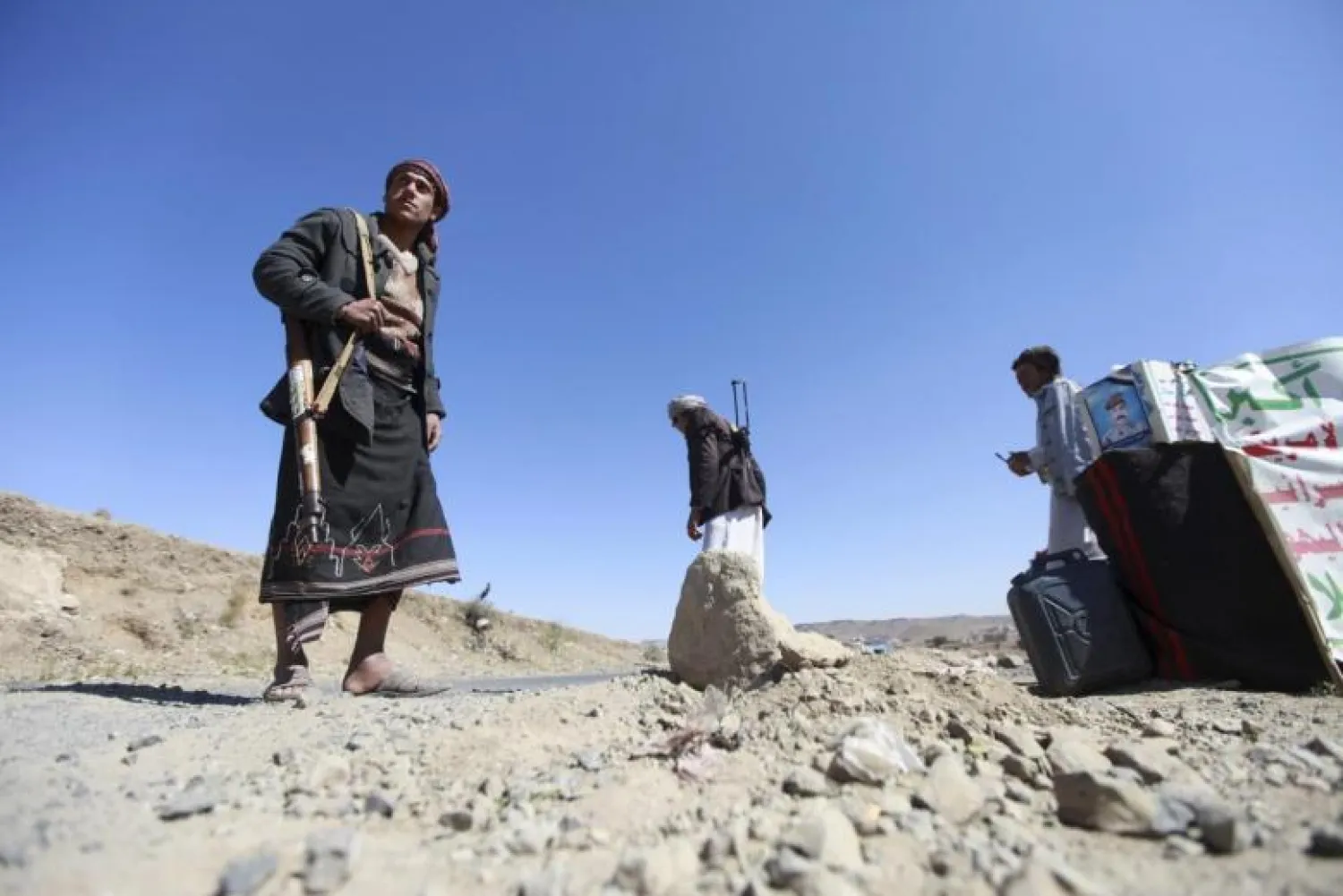 Houthi militiamen at a checkpoint at the southern entrance to the city of Sanaa November 15, 2014. REUTERS/Mohamed al-Sayagh