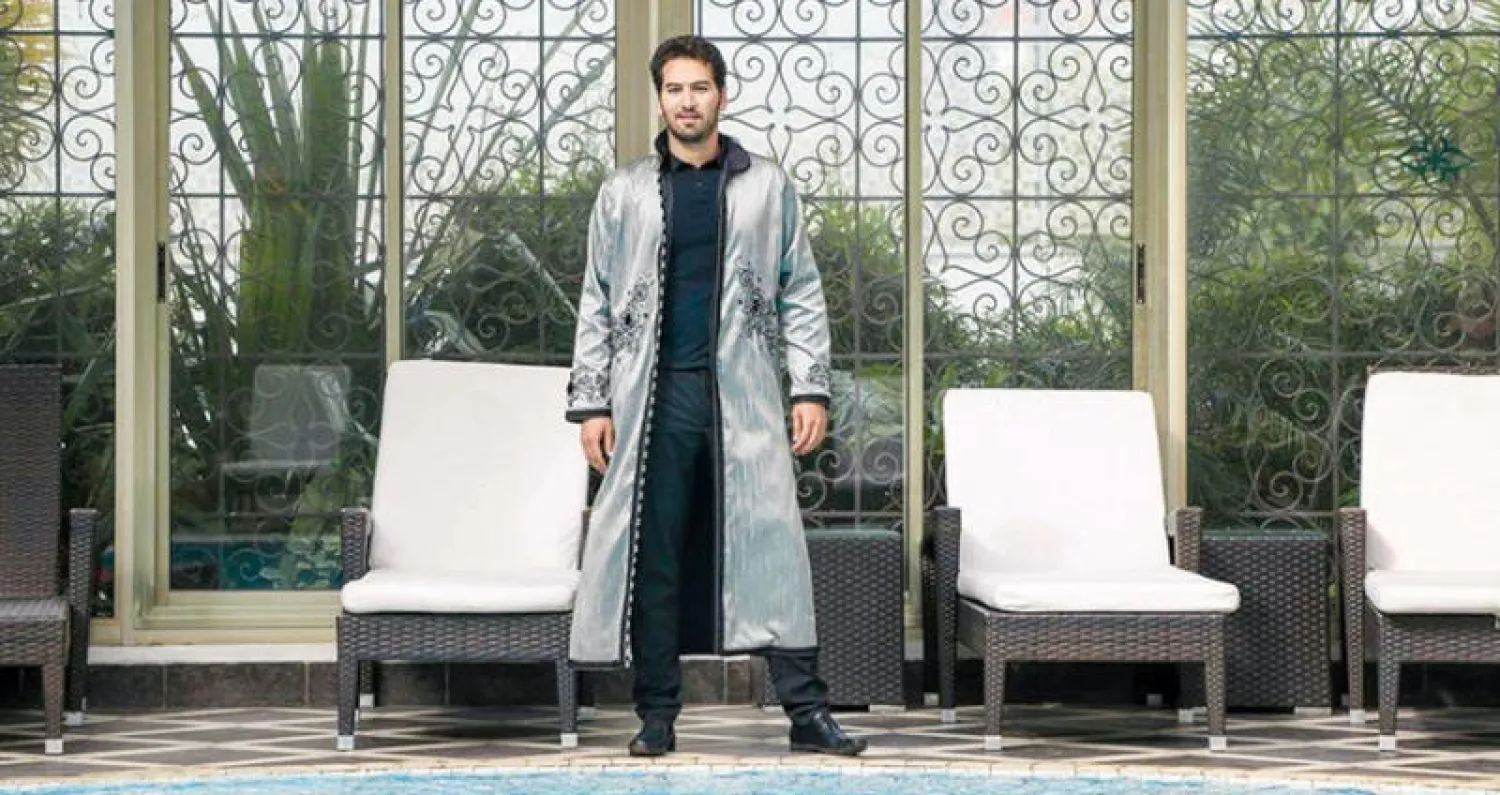 الرجل المغربي الشاب عانق التغيير بالأحضان للتعبير عن هويته وأسلوبه الخاص