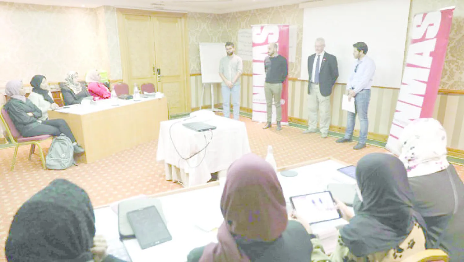 جانب من دورة تدريبية لسيدات ليبيات على مخاطر السلاح (الأمم المتحدة للدعم في ليبيا على «فيسبوك»)