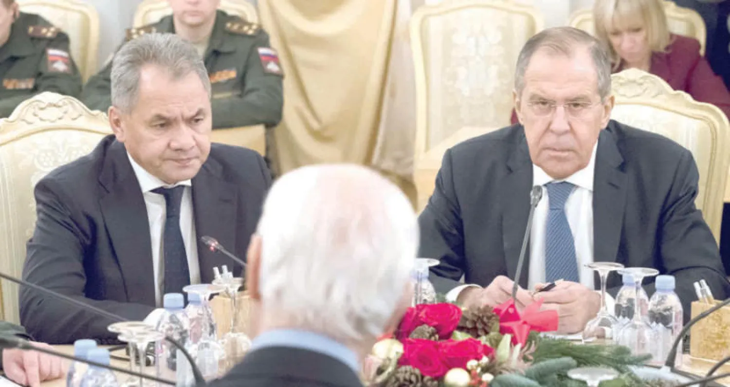 وزيرا الدفاع والخارجية الروسيان مع دي ميستورا في موسكو أمس (أ.ب)