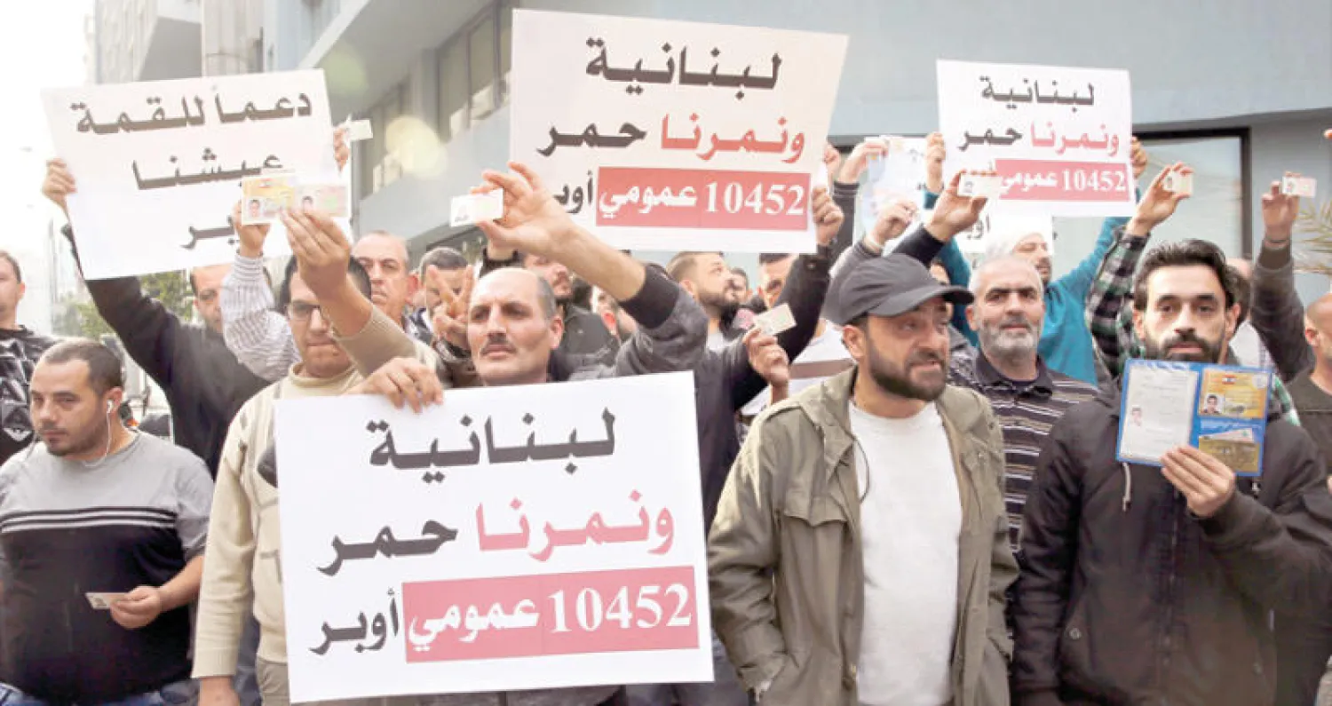 سائقو سيارات «أوبر» في بيروت تظاهروا أمس احتجاجا على تصريحات وزير الداخلية المحذرة من استخدام الخدمة (أ.ب)