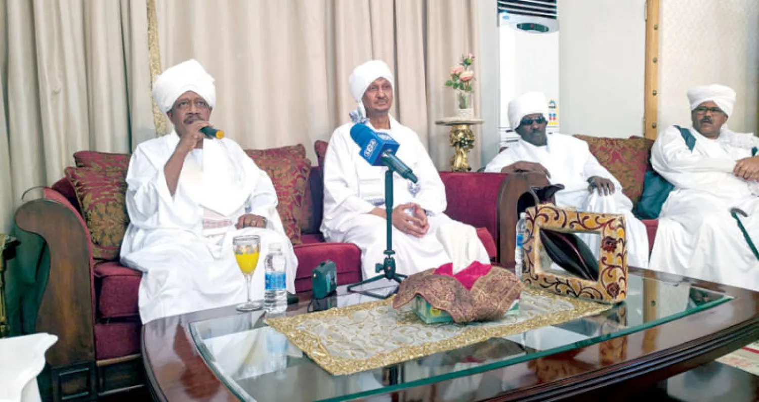 جانب من لقاء محافظ بنك السودان والوفد المرافق له في بيت السفير السوداني لدى السعودية في الرياض («الشرق الأوسط»)