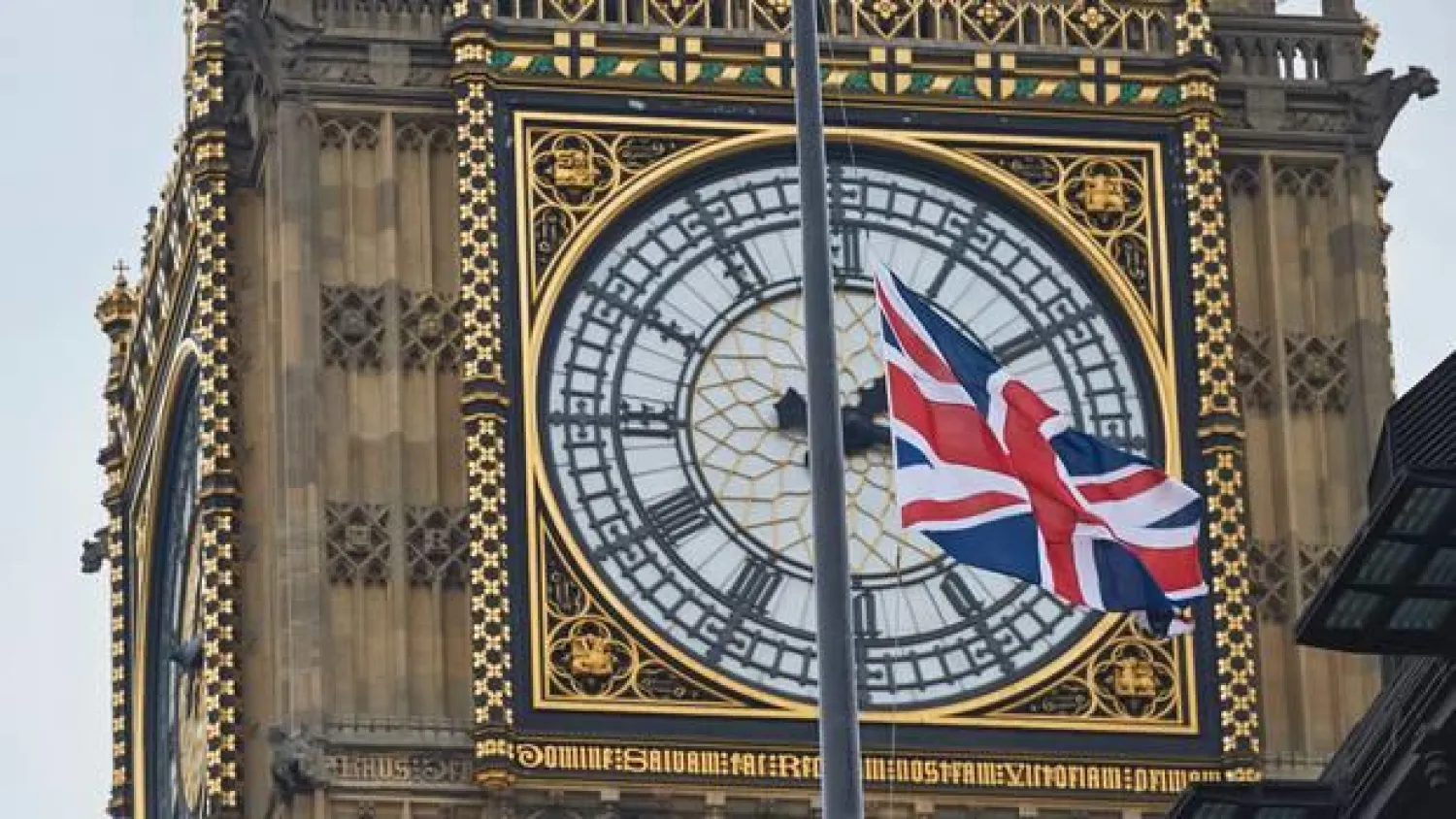 العلم البريطاني يحلق أمام برج إليزابيث (بغ بن) في مجلس النواب وسط لندن (أ.ف.ب)