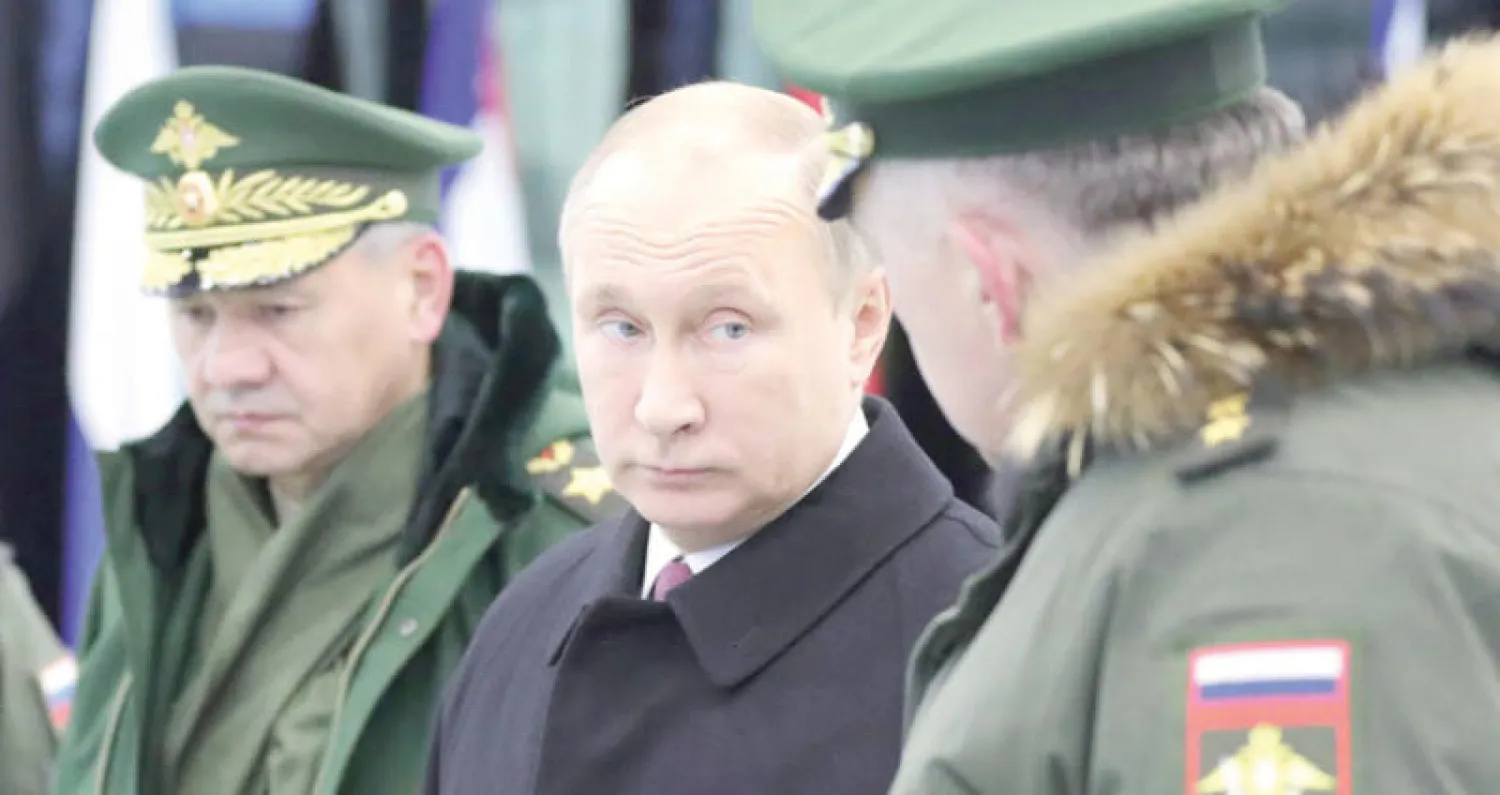 الرئيس الروسي ووزير دفاعه خلال زيارة لأكاديمية عسكرية تابعة للقوة الصاروخية الاستراتيجية الروسية في بالاشيها خارج موسكو أمس (إ.ب.أ)