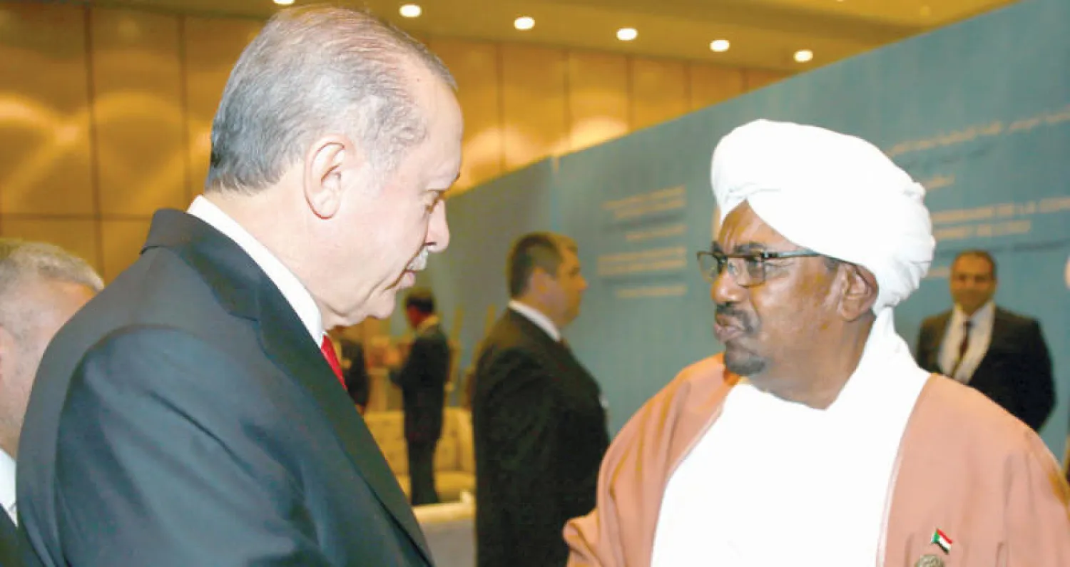 رجب طيب إردوغان أثناء استقباله عمر البشير قبيل قمة منظمة التعاون الاسلامي في اسطنبول (أ.ف.ب)