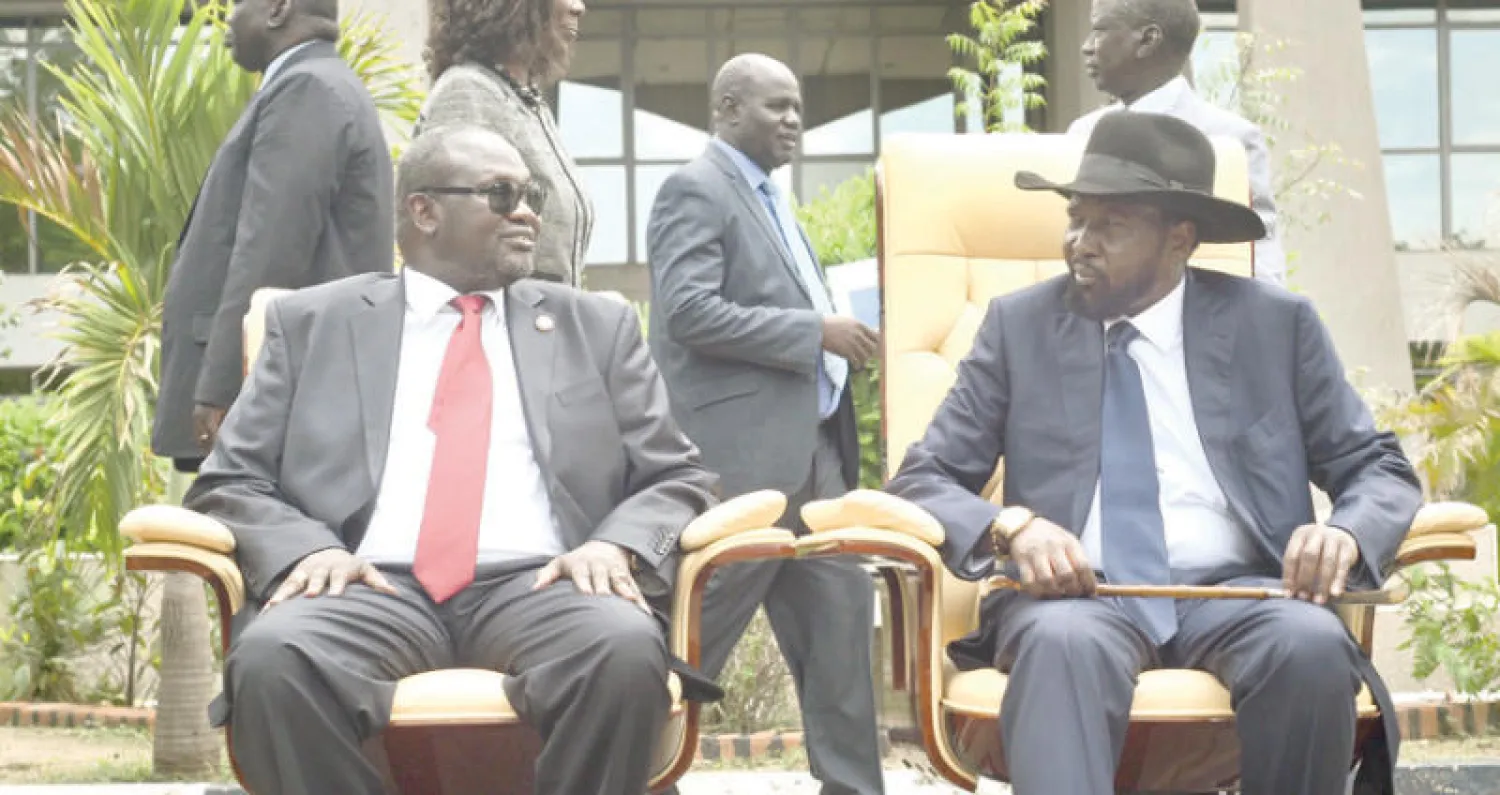 صورة أرشيفية لرئيس جنوب السودان ونائبه رياك مشار أثناء إحدى جولات المفاوضات (أ.ب)