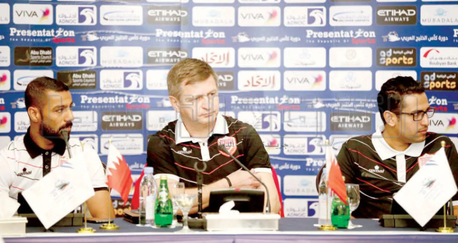 التشيكي سكوب مدرب المنتخب البحريني واللاعب إبراهيم علي خلال المؤتمر الصحافي أمس (تصوير: سعد العنزي)