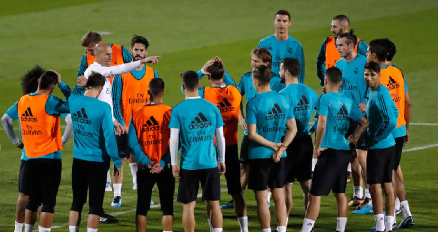 زيدان مدرب الريـال يلقي بتعليماته على لاعبيه متطلعا لإيقاف مسيرة انتصارات برشلونة (أ.ب)