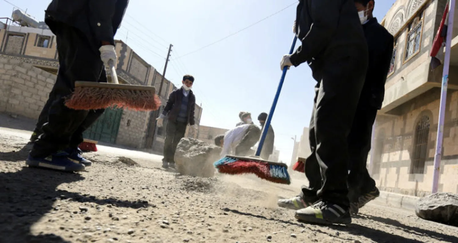 حملة نظافة في صنعاء أعقبت الفوضى التي أحدثتها اشتباكات الحوثيين العنيفة مع أنصار صالح (إ.ب.أ)