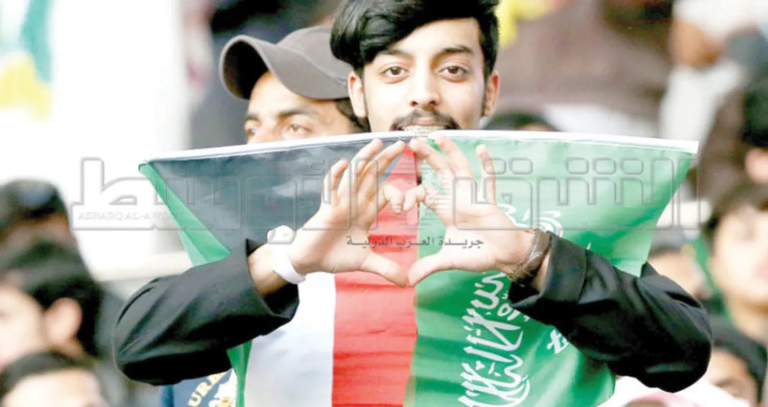 المحبة كانت السمة الأبرز في مدرجات جابر الدولي بين الجماهير السعودية والكويتية ليلة الافتتاح (تصوير: سعد العنزي)