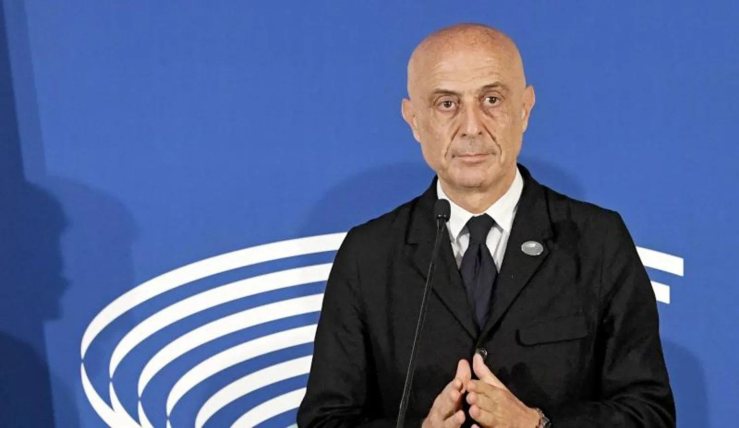 وزير الداخلية الإيطالي ماركو منيتي (إ.ب.أ)