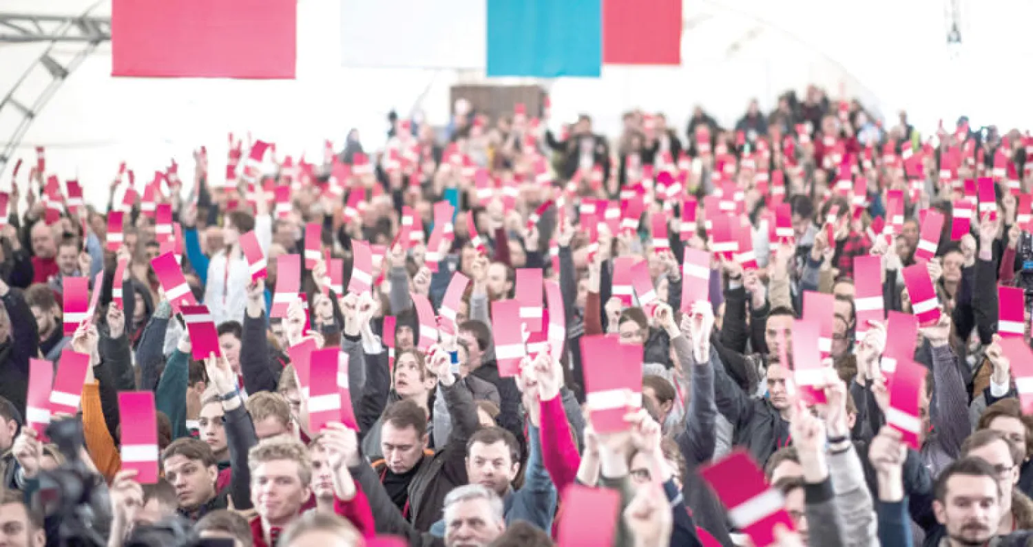 أنصار نافالني يتظاهرون لدعم ترشيحه لخوض الانتخابات الرئاسية في موسكو أمس (إ.ب.أ)