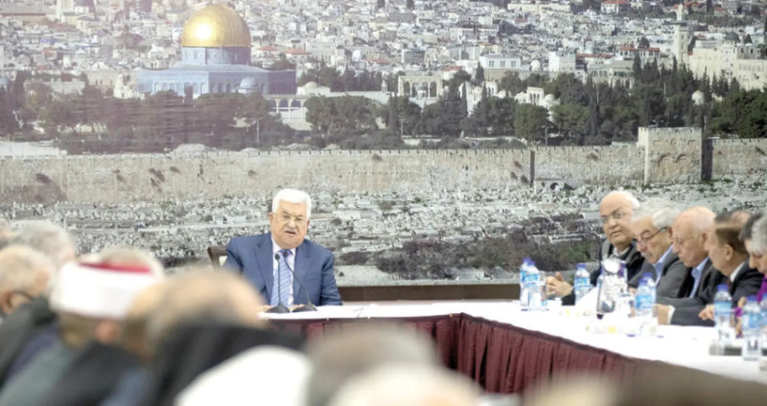 عباس خلال اجتماع سابق مع القيادات الفلسطينية في رام الله (إ.ب.أ)