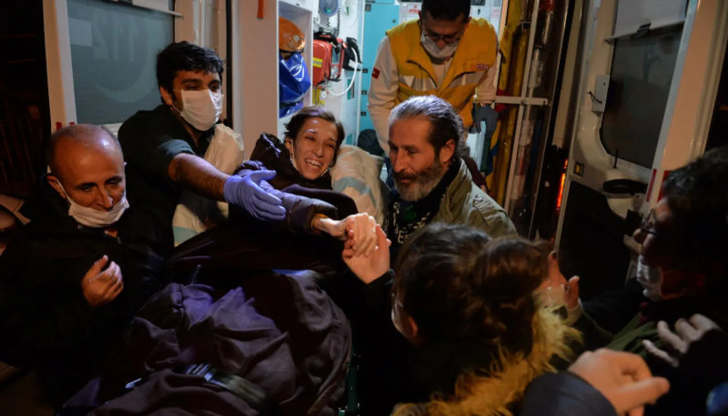 الأستاذة الجامعية نوري غولمن التي أضربت عن الطعام بعدما خسرت وظيفتها في أعقاب الانقلاب الفاشل العام الماضي أدينت بالانتماء إلى جماعة محظورة لدى وصولها إلى منزلها بعد الإفراج عنها (رويترز)