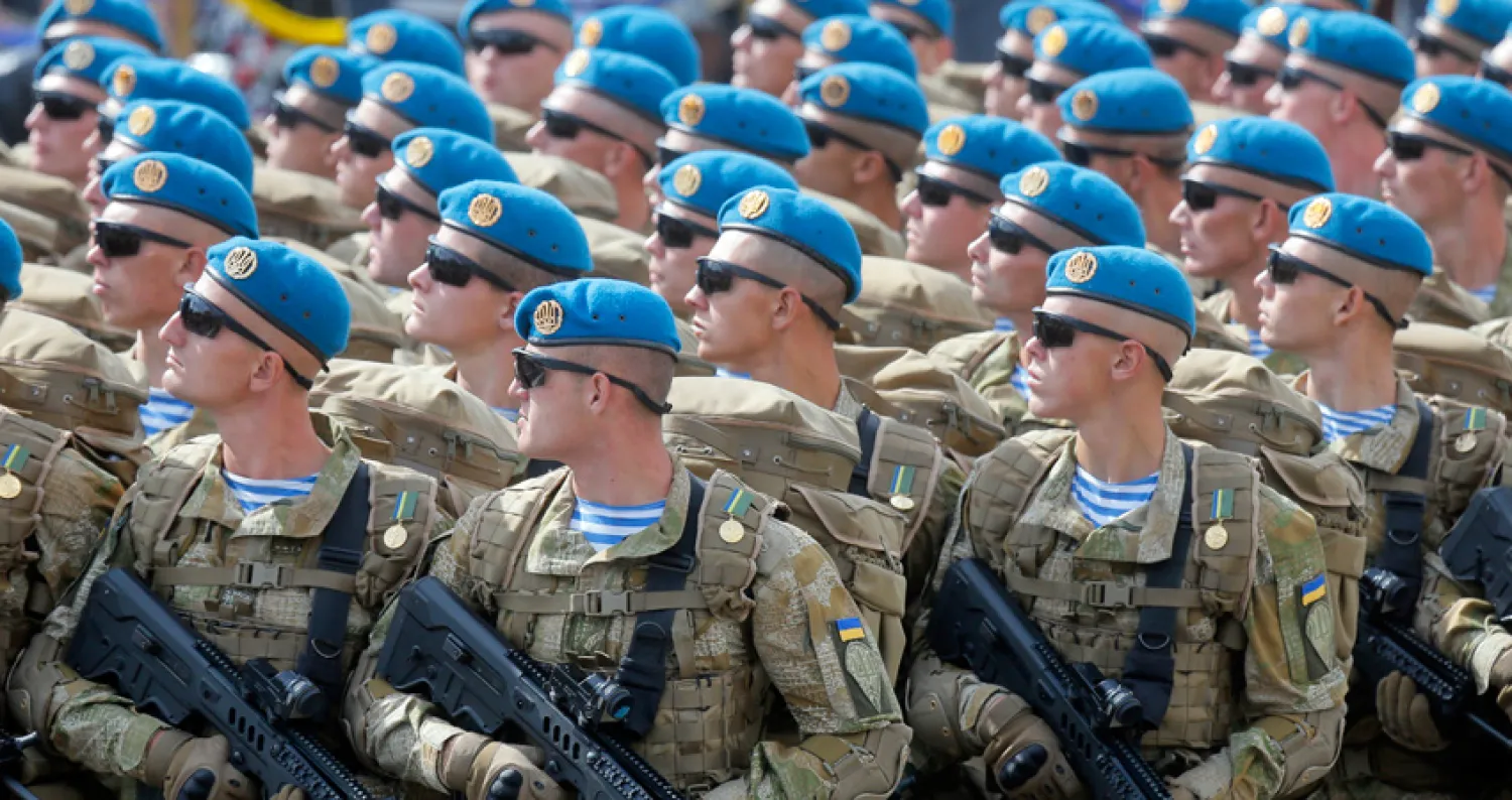 جنود أوكرانيون في عرض عسكري بمناسبة عيد الاستقلال في كييف أغسطس الماضي (أ.ب)