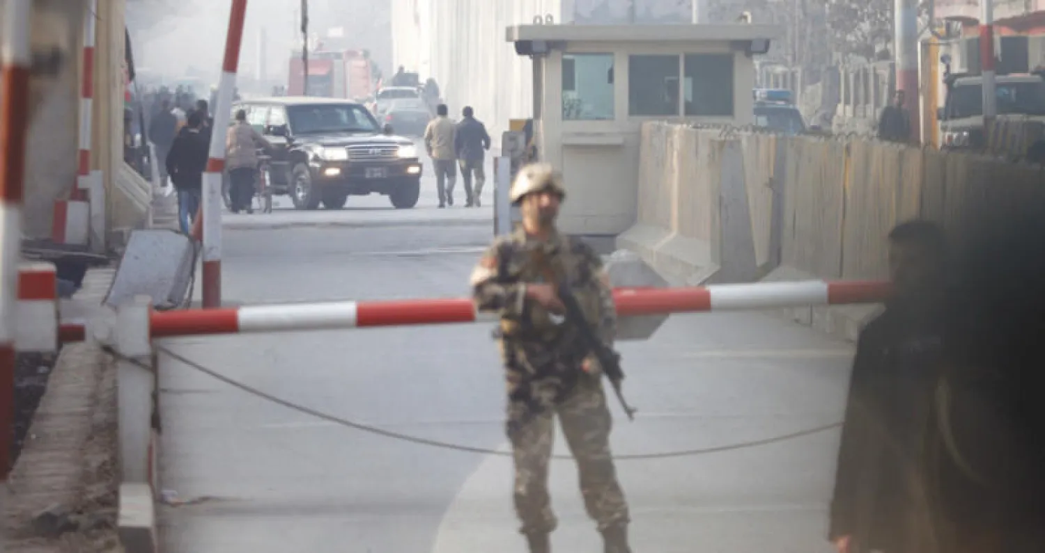 إجراءات أمنية مشددة خارج مقر جهاز الاستخبارات الأفغاني بعد التفجير الانتحاري وسط كابل أمس (إ.ب.أ)