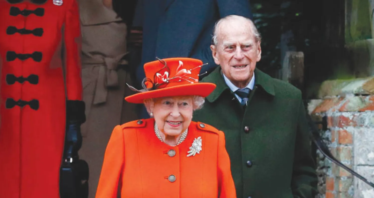 الملكة إليزابيث الثانية والأمير فيليب دوق أدنبرة بعد مغادرتهما الاحتفال أمس (أ.ف.ب)