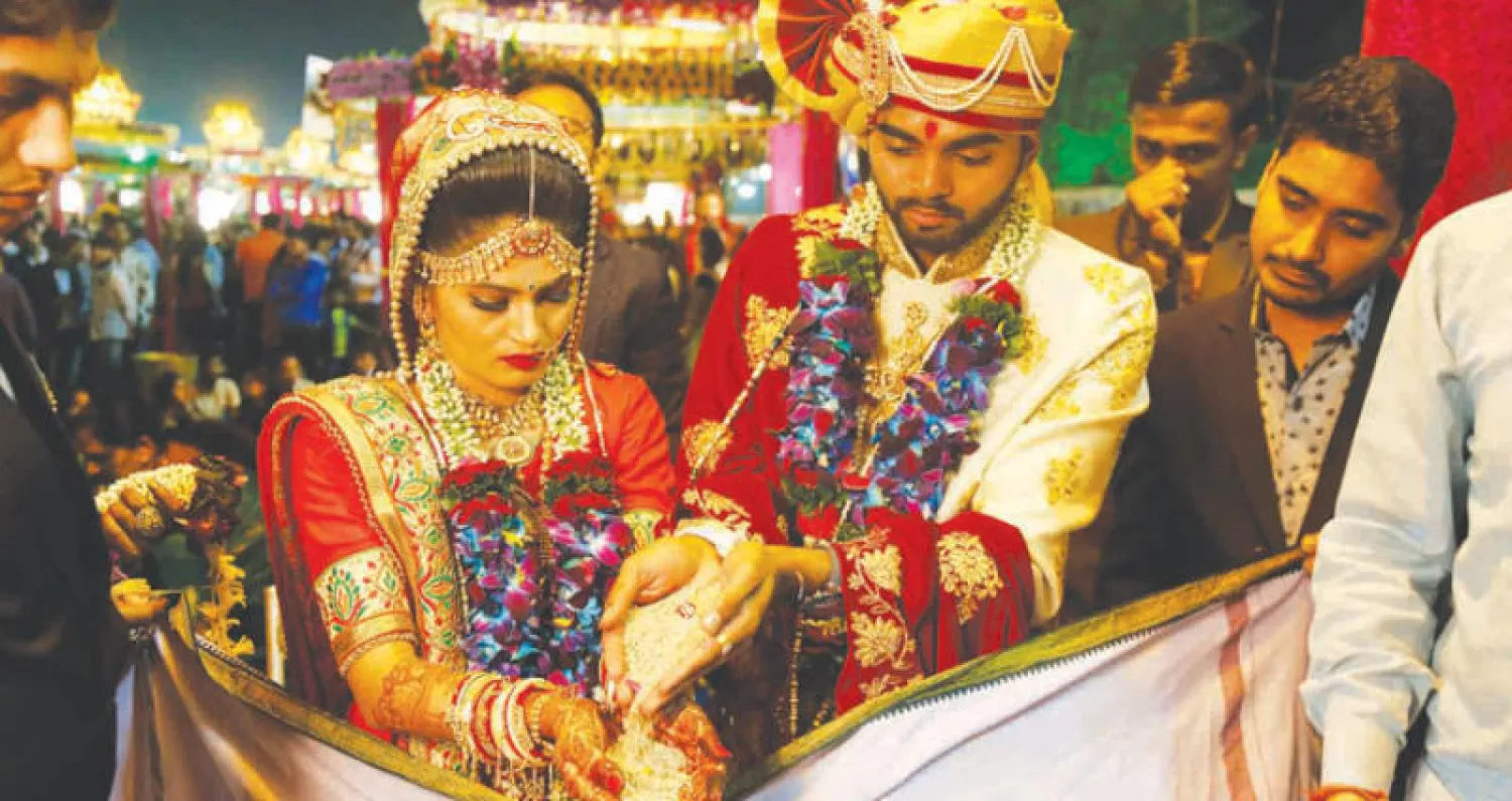 جانب من حفل الزفاف الجماعي في مدينة سورات (أ.ب)