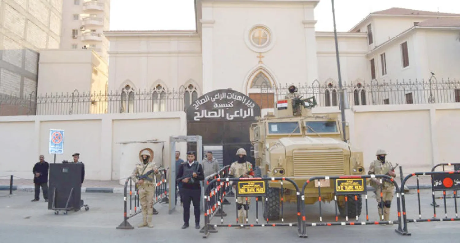عناصر من قوات الجيش والشرطة تنتشر أمام إحدى الكنائس في القاهرة قبل أيام من احتفالات عيد الميلاد (صورة من المتحدث العسكري)