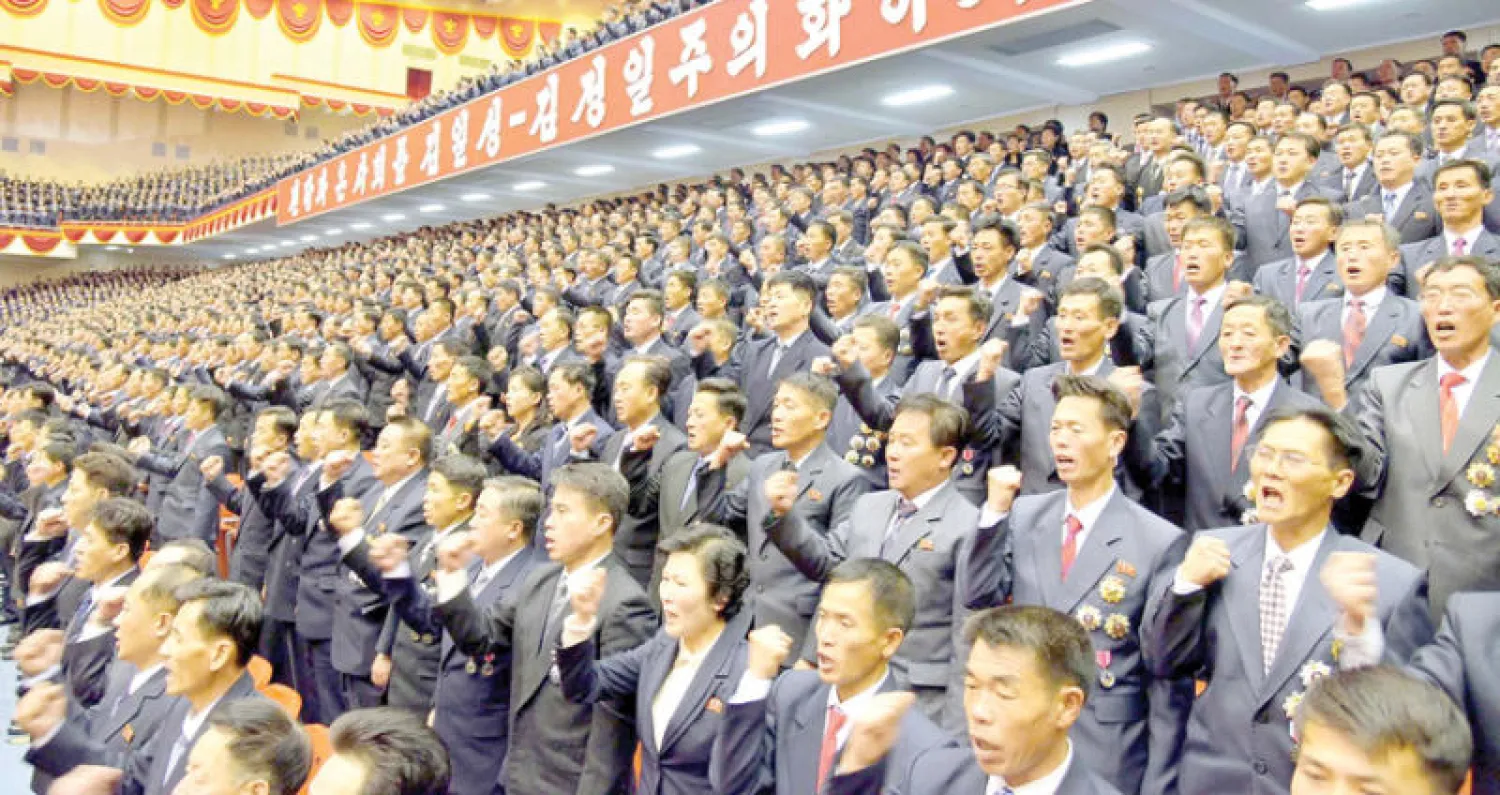 أعضاء حزب العمل الكوري الشمالي الحاكم خلال اجتماع ترأسه كيم جونغ أون (رويترز)