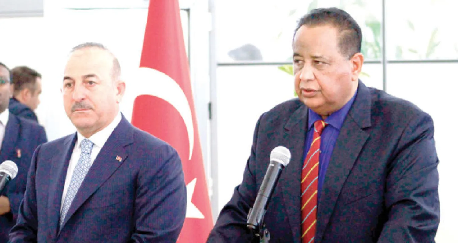 إبراهيم غندور ومولود جاويش أوغلو خلال مؤتمر صحافي في الخرطوم أمس (أ.ف.ب)