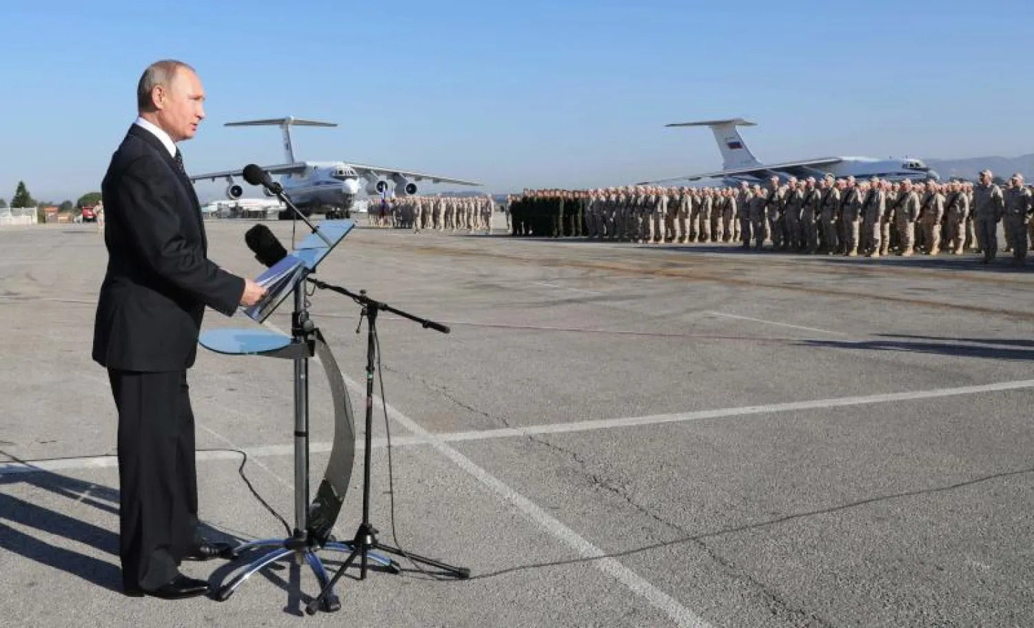 الرئيس الروسي فلاديمير بوتين أمام القاعدة الروسية في حميميم (أ.ف.ب)