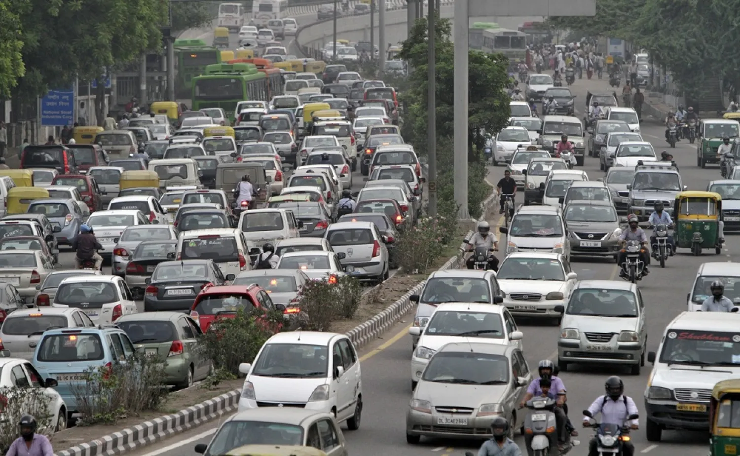 Air pollution triggered by traffic is linked to lower birth weight in babies. (Reuters)