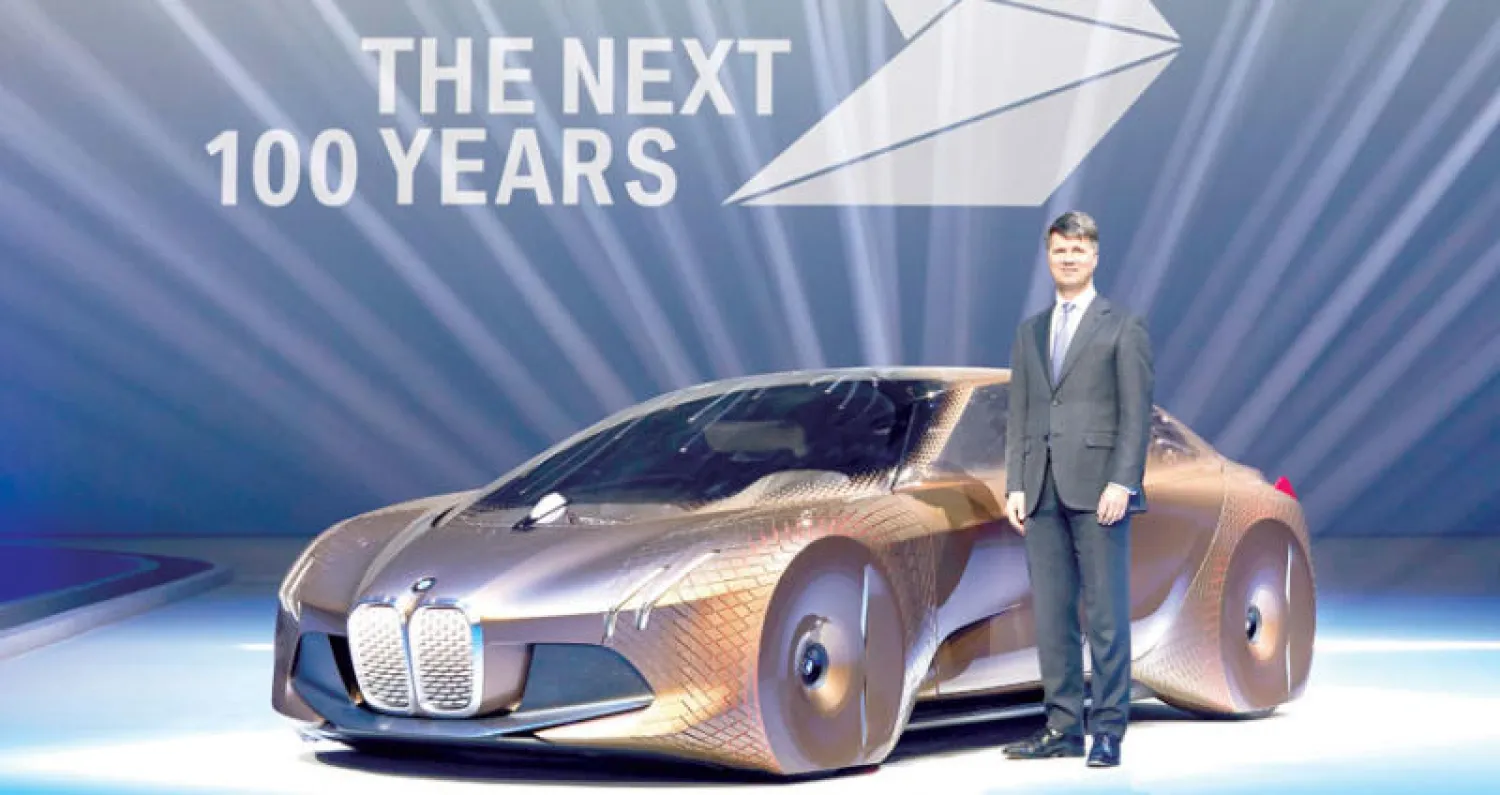 كروغر مع سيارة تجريبية من الشركة