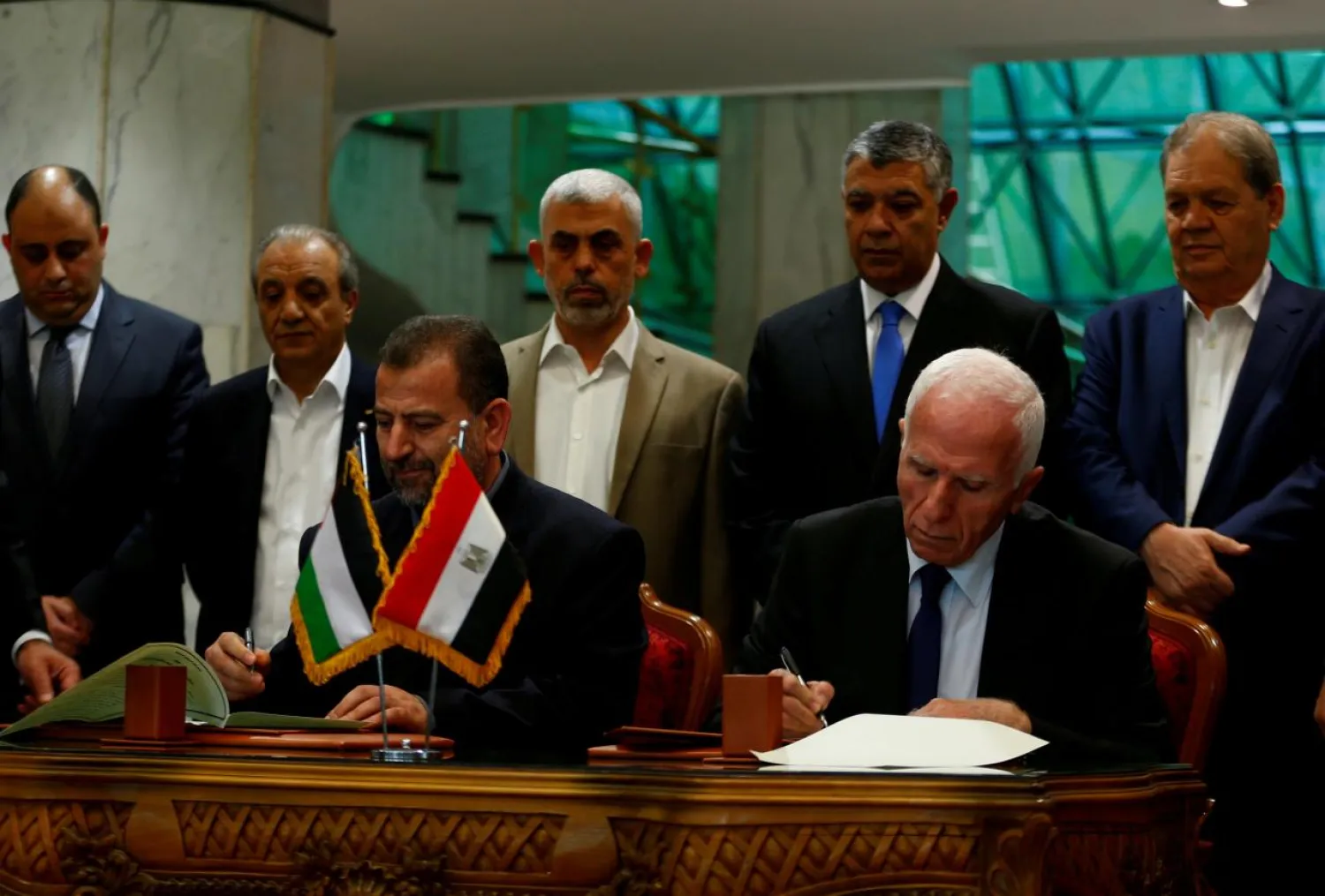 Head of the Hamas delegation Saleh Arouri and Fatah leader Azzam al-Ahmed sign a reconciliation deal in Cairo, Egypt, October 12, 2017. (Reuters)