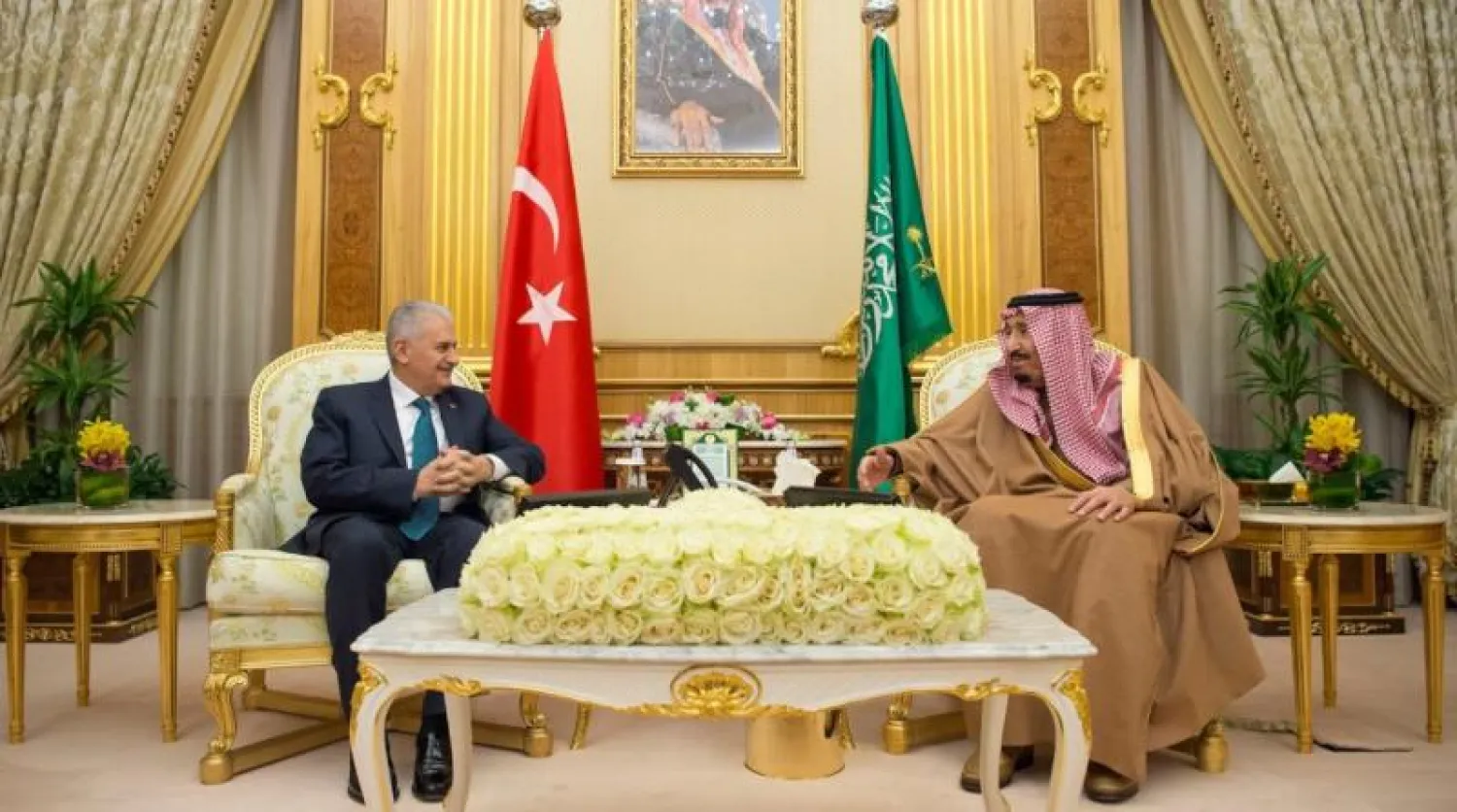 خادم الحرمين خلال استقباله رئيس وزراء تركيا (واس)