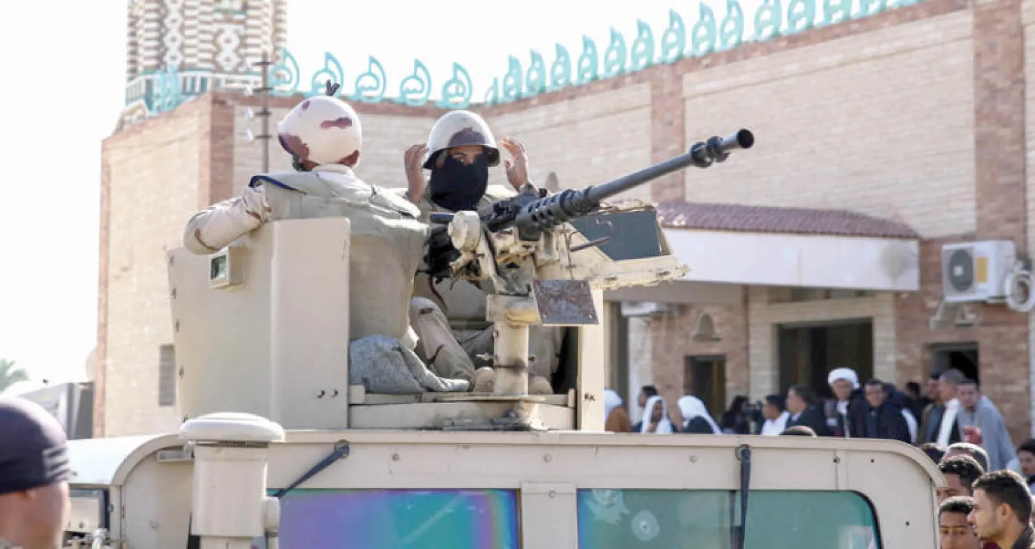 جنود مصريون أمام جامع الروضة في بئر العبد الذي تعرض لهجوم إرهابي الشهر الماضي (إ.ب.أ)